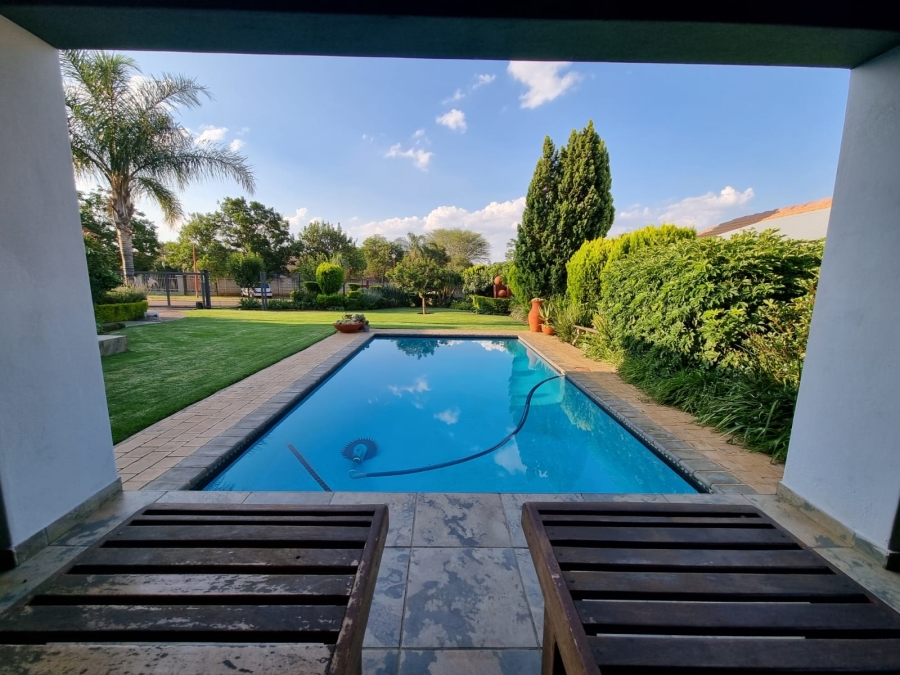 5 Bedroom Property for Sale in Mooinooi North West